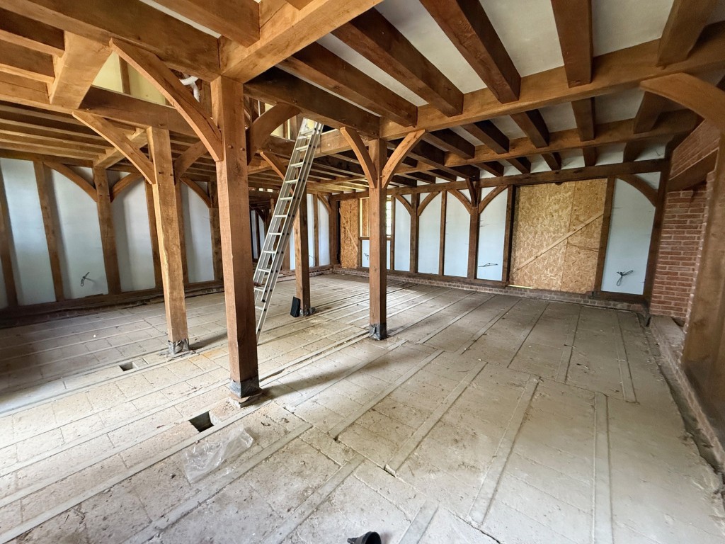 Lot: 15 - TUDOR-STYLE HOUSE IN NEED OF COMPLETION OCCUPYING OVER TWO ACRES - Ground floor